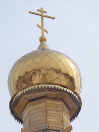 Поселковый храм Заветов Ильича украсили купола с крестами