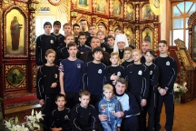 Молебен в Христорождественском соборе Хабаровска с игроками и тренерами юношеской сборной края по хоккею с мячом. 17 октября 2015 года